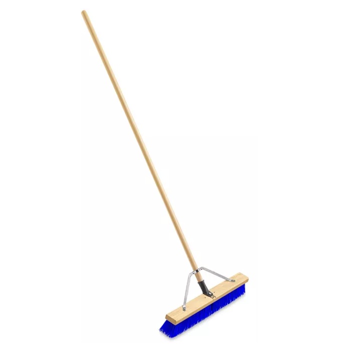 Balai Blueboy® 24 po avec noyau rigide et bordure souple, complet avec manche